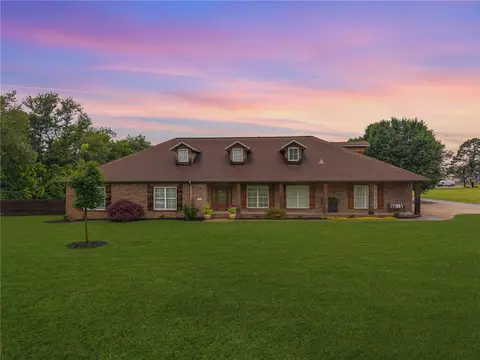 502 Oakwood St, Lowell, AR 72745