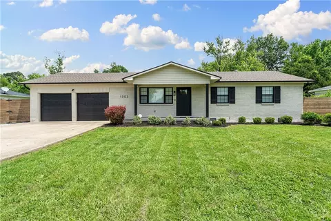 1303 SE D St, Bentonville, AR 72712