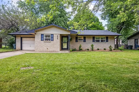 958 W Bel Air Dr, Fayetteville, AR 72703