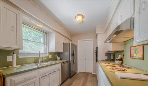 Kitchen - 1608 Cartwright Cir, Springdale, AR 72762 photo 1 of 2