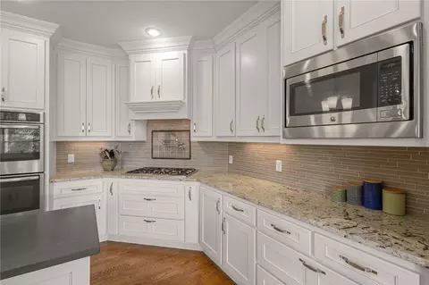 Kitchen - 2970 Laurel Cir, Centerton, AR 72719 photo 5 of 7