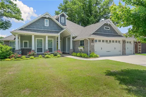 102 Crawford St, Pea Ridge, AR 72751