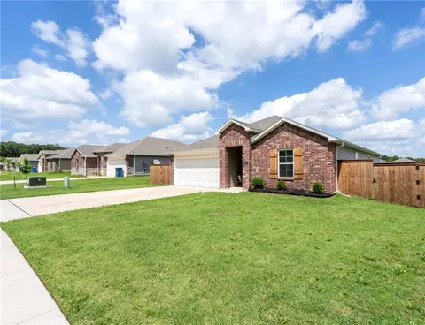 Exterior - 608 Comanche Dr, Gentry, AR 72734 photo 3 of 6