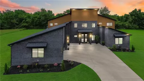 204 NE Healing Springs St, Bentonville, AR 72713