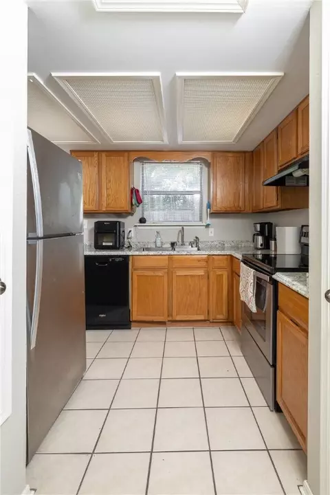 Kitchen - 500 Fairway Cir #E, Springdale, AR 72764 photo 2 of 3
