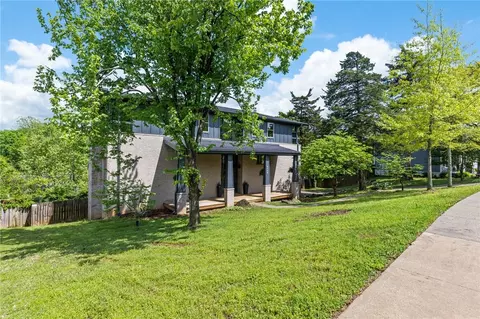 3146 Warwick Dr, Fayetteville, AR 72703