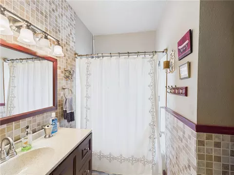 Bath - 822 S Pine St, Harrison, AR 72601 photo 1 of 2