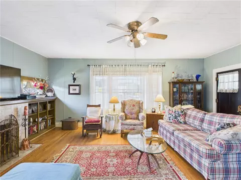 Living - 822 S Pine St, Harrison, AR 72601 photo 2 of 2