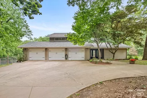 13434 Big Red Ln, Siloam Springs, AR 72761
