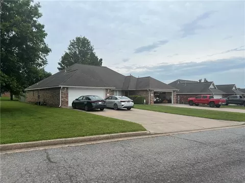 211 Ravenwood Blvd, Siloam Springs, AR 72761