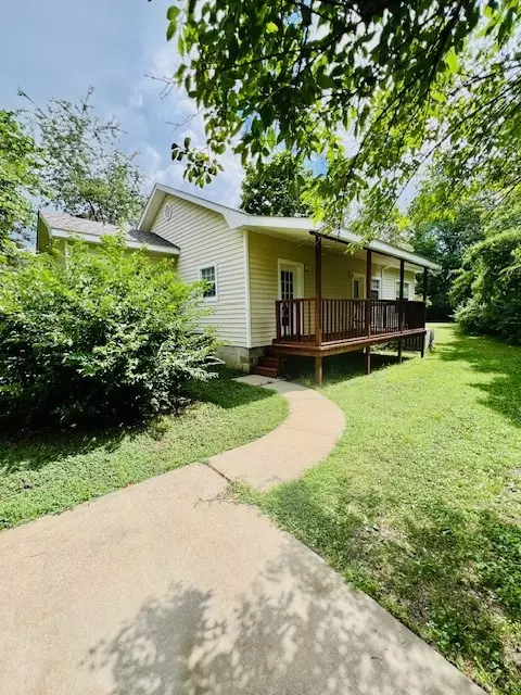 235 W 7th St, Fayetteville, AR 72701