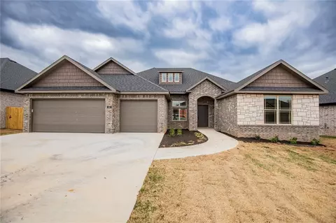 302 Doral Dr, Cave Springs, AR 72718