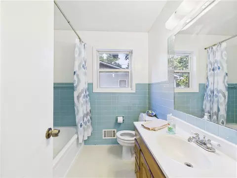 Bath - 102 Mockingbird St, Harrison, AR 72601 photo 1 of 2