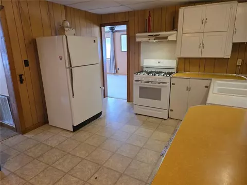 Kitchen - 219 W Rush Ave, Harrison, AR 72601 photo 1 of 2