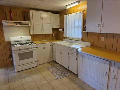 Kitchen - 219 W Rush Ave, Harrison, AR 72601 photo 2 of 2