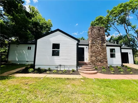 106 Phillips Ave, Huntsville, AR 72740