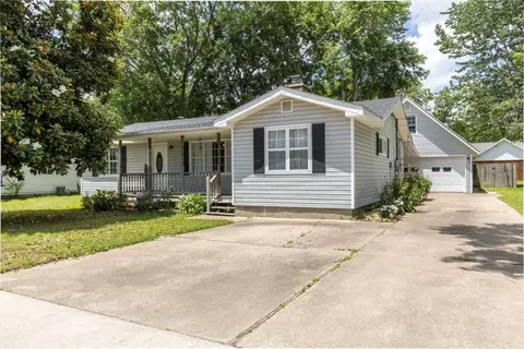 506 El Paso St SE, Gravette, AR 72736