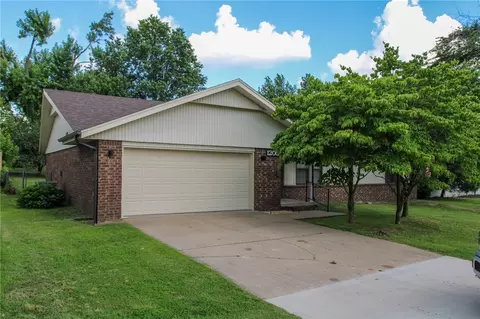 1205 S 13th St, Rogers, AR 72758