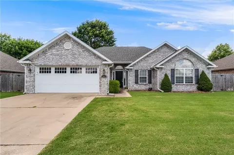 2955 N Hay Meadows Ave, Fayetteville, AR 72704