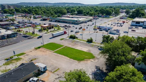 983 W Sunset Ave, Springdale, AR 72764