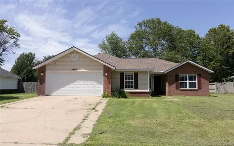 1407 Abraham Dr, Siloam Springs, AR 72761