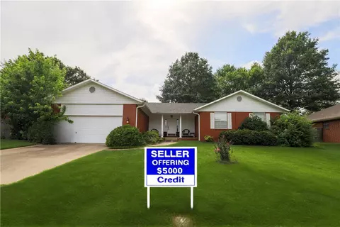 2102 Stout Dr, Springdale, AR 72762