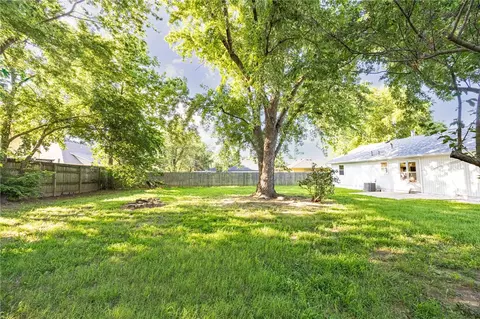 1000 Tater Black Rd, Bentonville, AR 72712
