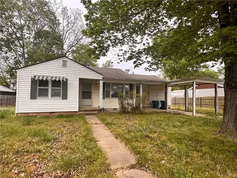 305 SE Henry St, Bentonville, AR 72712