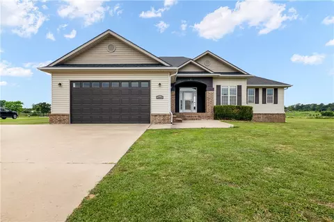 13449 Loyle Ln, Gravette, AR 72736