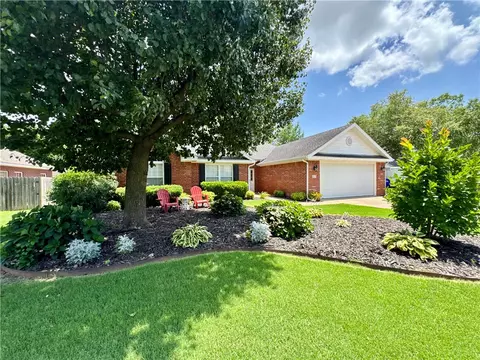 409 Bluff Dr, Lowell, AR 72745