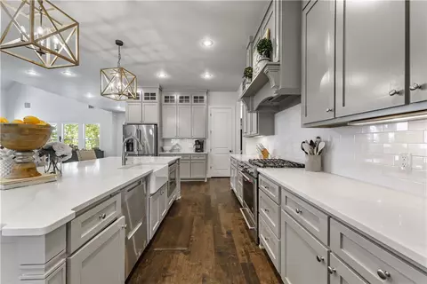 Kitchen - 100 W Lakeview Dr, Springdale, AR 72764 photo 5 of 7