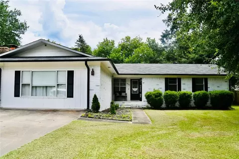 2921 Honeysuckle Ln, Russellville, AR 72801