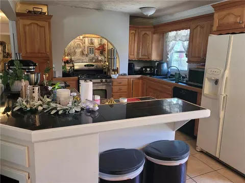 Kitchen - 400 Franklin St, Harrison, AR 72601 photo 2 of 5