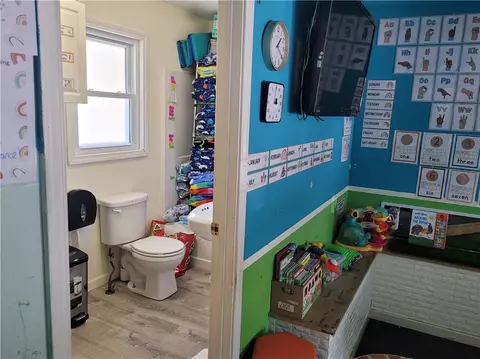 Bath - 400 Franklin St, Harrison, AR 72601 photo 3 of 3