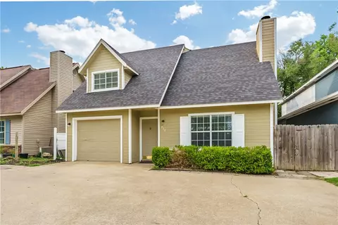 758 W Poplar St, Fayetteville, AR 72703