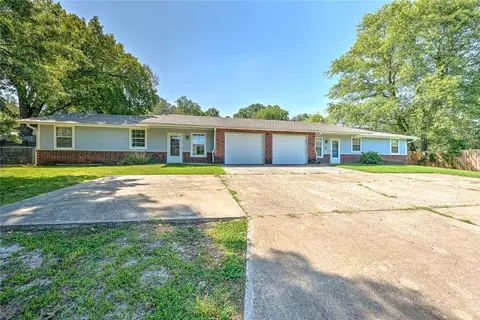 1050 W Garland St #A & B, Siloam Springs, AR 72761