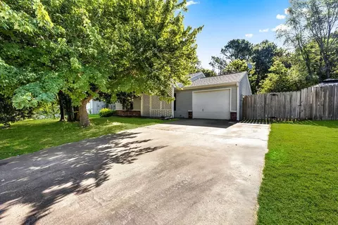 1482 N Timbercrest Ave, Fayetteville, AR 72704