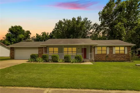 811 Maple St, Prairie Grove, AR 72753