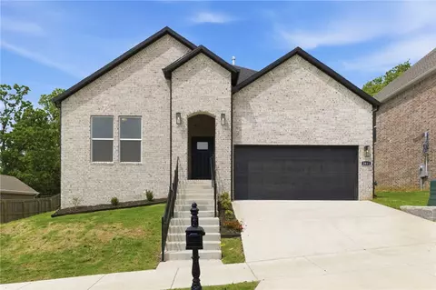 2811 N Grey Squirrel Dr, Fayetteville, AR 72704
