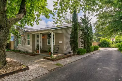 706 NW B St, Bentonville, AR 72712