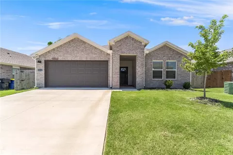 2210 S 10th St, Rogers, AR 72758