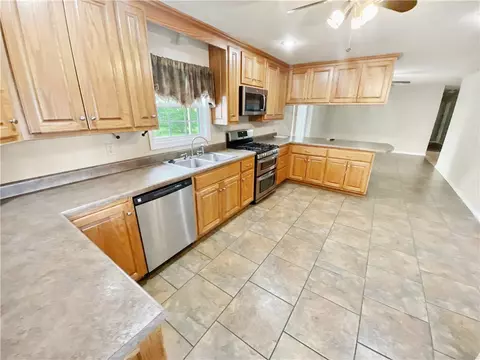Kitchen - 261 Button Dr, Harrison, AR 72601 photo 2 of 4