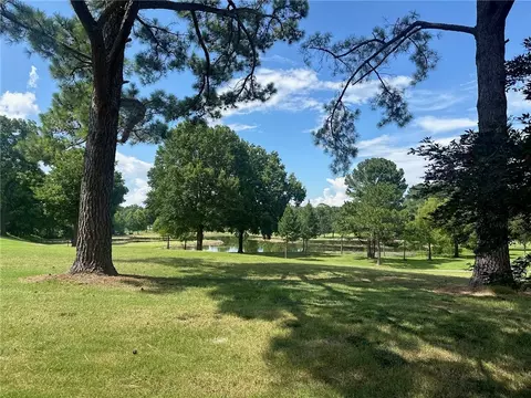 2468 Sweetbriar Dr, Fayetteville, AR 72703