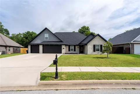 301 Grand Ct, Siloam Springs, AR 72761
