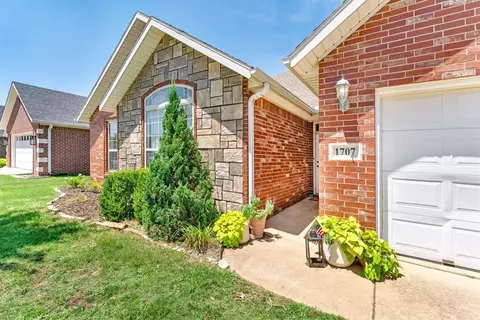 1707 Capps Rd, Rogers, AR 72758