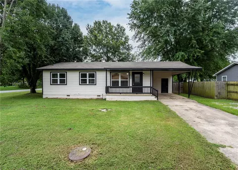 220 Giles Ave, Gentry, AR 72734