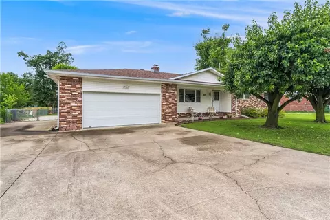2304 S 16th St, Rogers, AR 72758
