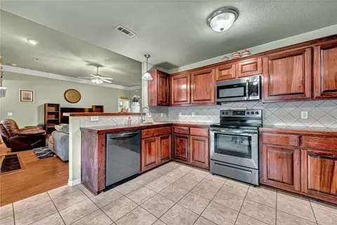 Kitchen - 457 Brandons Loop, Springdale, AR 72762 photo 2 of 2