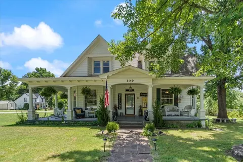109 E Bush St, Prairie Grove, AR 72753