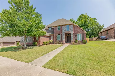 2300 NW Willow St, Bentonville, AR 72712